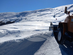 Снимка: Пресцентър АПИ - Започна разчистването на Троянския проход. На места преспите достигат 1,5 м