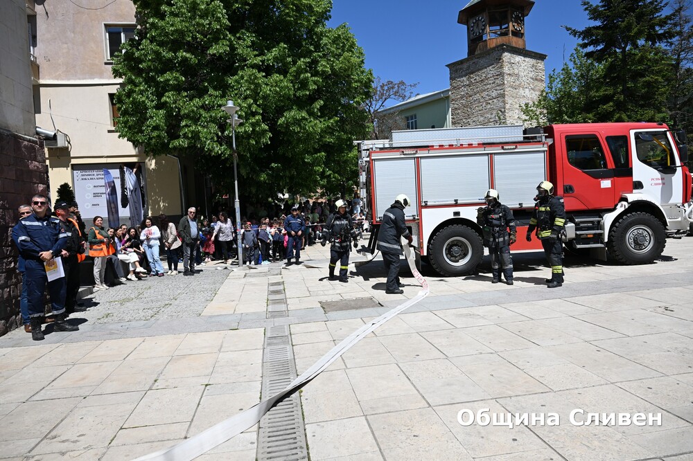 Евакуираха служители от Община Сливен заради симулирана ситуация при пожар 