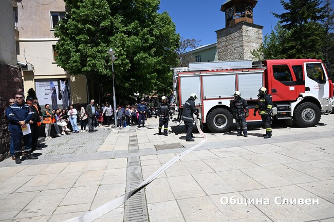 Евакуираха служители от Община Сливен заради симулирана ситуация при пожар