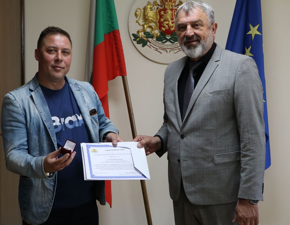 ОА Русе: Главният художествен ръководител на ФТТ „Найден Киров“ Богдан Донев бе отличен със знака на областния управител на Русе