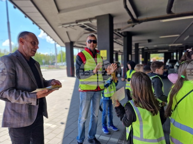 Третокласниците от Перник участваха в кампанията на полицията „Пешеходци зад автомобила. Внимание!“