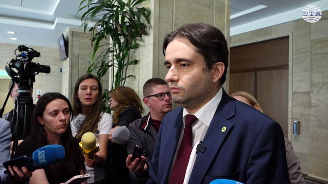 Управляващите прикриват информацията за разкрития контрабанден канал, каза Божидар Божанов