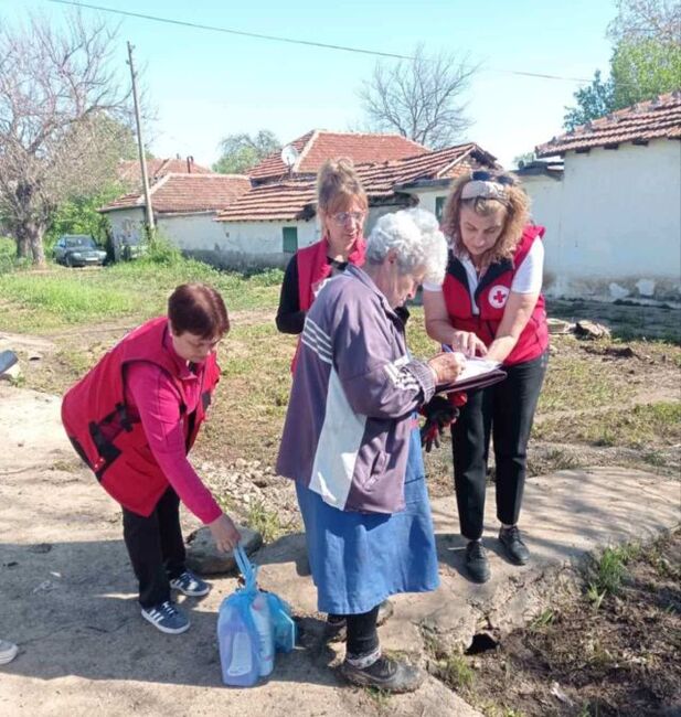 Българският Червен кръст предостави материална помощ на засегнатите от наводненията в област Монтана