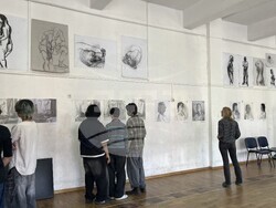 Участниците в Националния конкурс за учебна рисунка бяха наградени в Училището за изящни изкуства “Илия Петров”, снимка: Теодора Цветкова (стажант)/БТА