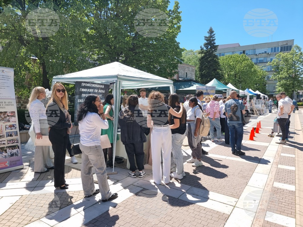 Осем училища представиха специалностите си в Панорама на професионалното образование и кариерното ориентиране в Ямбол