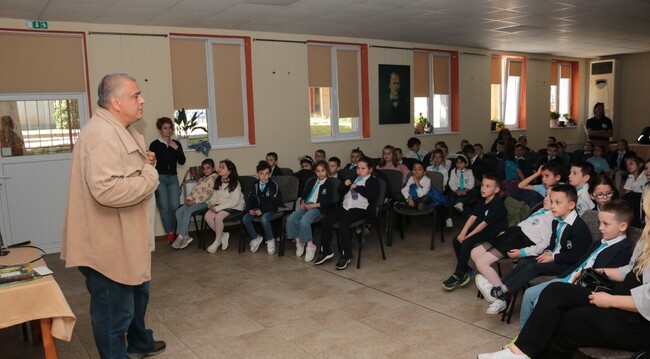 Писателят Тони Теллалов се срещна с първокласници в Народно читалище „Добри Войников - 1856" в Шумен