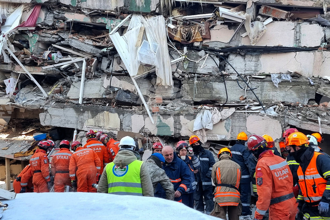 Турция - Бесни - спасителна акция - земетресение