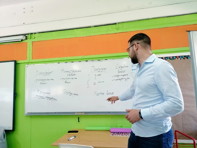 Експерт от Министерството на финансите на България гостува на училище „Паисий Хилендарски“ в Лимасол, Кипър