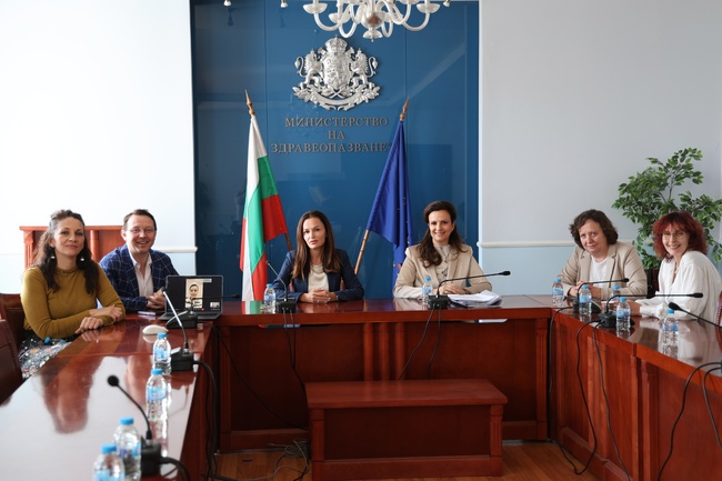 МЗ: Зам.-министър Карева представи пред Обществения съвет новия директор на „Здравната инвестиционна компания за детска болница“ г-жа Малинова