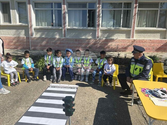 Деца от детски градини в Шуменско се запознаха с работата на полицейските служители