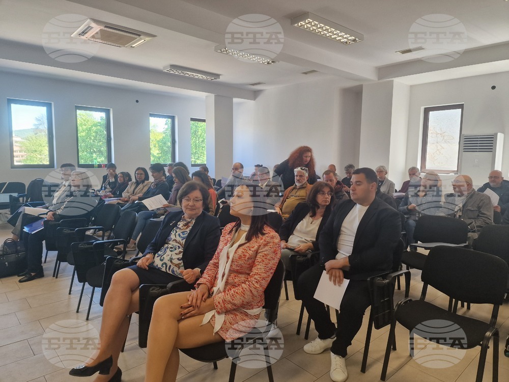 Кръгла маса по проблемите на професионалната подготовка по изкуства в България се проведе в Троян