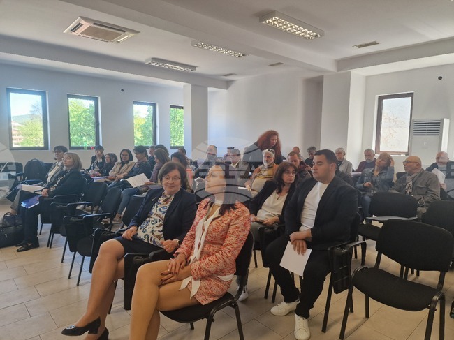 Кръгла маса по проблемите на професионалната подготовка по изкуства в България се проведе в Троян