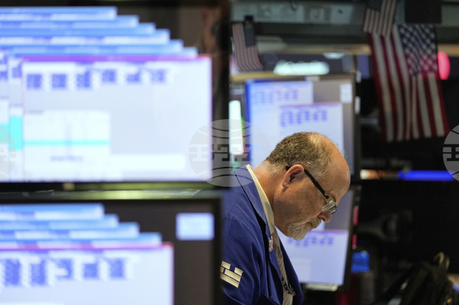 Индексите на Уолстрийт се покачват след силни финансови отчети на "Майкрософт" и "Мета платформс"