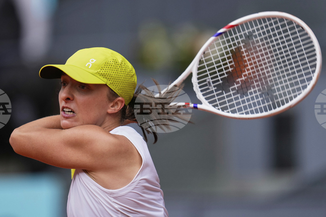Шампионката от миналия сезон Ига Швьонтек отпадна на полуфиналите на турнира по тенис в Мадрид след поражение срещу Коко Гоф