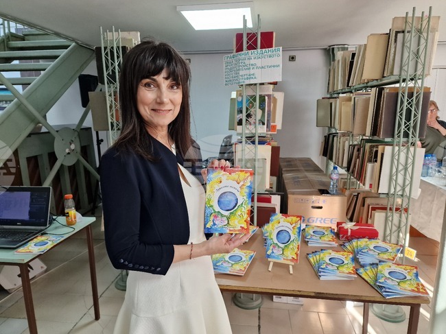 Писането за мен е магия, каза поетесата Елена Атанасова в Разград