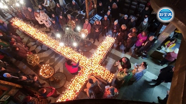 С "огнен кръст" в Благоевград бе осветен медът в деня за почит към св. Харалампий