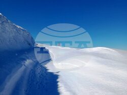 Снимка: Пресцентър АПИ - Започна разчистването на Троянския проход. На места преспите достигат 1,5 м