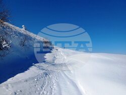 Снимка: Пресцентър АПИ - Започна разчистването на Троянския проход. На места преспите достигат 1,5 м