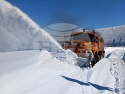 Снимка: Пресцентър АПИ - Започна разчистването на Троянския проход. На места преспите достигат 1,5 м