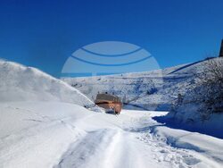 Снимка: Пресцентър АПИ - Започна разчистването на Троянския проход. На места преспите достигат 1,5 м