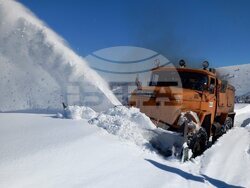 Снимка: Пресцентър АПИ - Започна разчистването на Троянския проход. На места преспите достигат 1,5 м