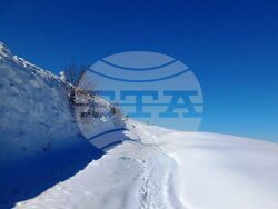 Снимка: Пресцентър АПИ - Започна разчистването на Троянския проход. На места преспите достигат 1,5 м