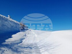 Снимка: Пресцентър АПИ - Започна разчистването на Троянския проход. На места преспите достигат 1,5 м