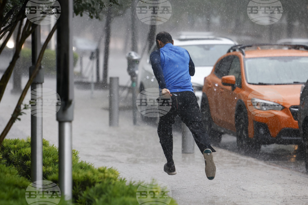 Мъж почина след токов удар на наводнена улица в албанския град Дуръс