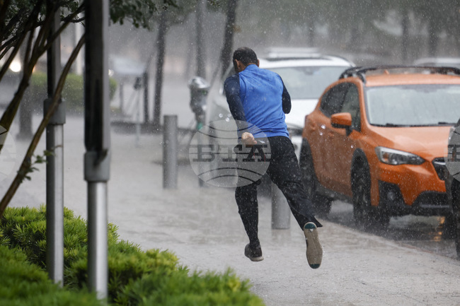 Мъж почина след токов удар на наводнена улица в албанския град Дуръс