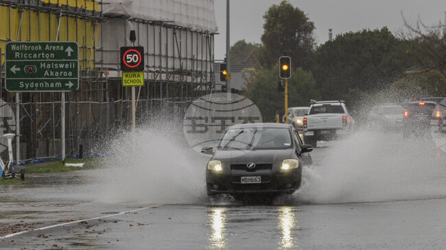 Нова Зеландия се готви за още проливни дъждове и силни бури след наводнения, които взеха жертва