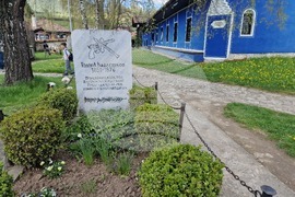 Копривщица - Наталия Киселова - поднасяне на цветя - Тодор Каблешков