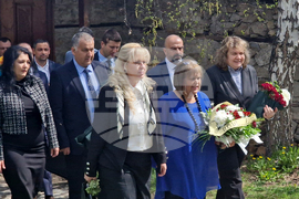 Копривщица - Наталия Киселова - поднасяне на цветя - Тодор Каблешков