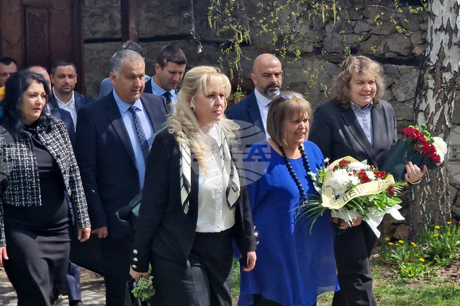 Копривщица - Наталия Киселова - поднасяне на цветя - Тодор Каблешков