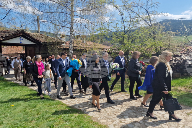 Официални лица, сред които и председателят на Народното събрание Наталия Киселова поднесоха цветя пред гроба на Тодор Каблешков в Копривщица