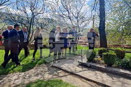 Копривщица - Наталия Киселова - поднасяне на цветя - Тодор Каблешков