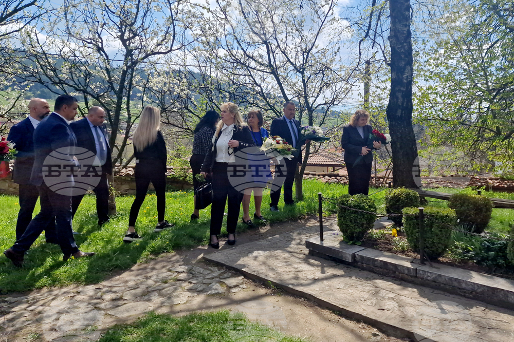 Копривщица - Наталия Киселова - поднасяне на цветя - Тодор Каблешков