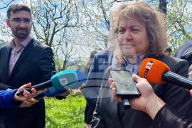 Копривщица - Наталия Киселова - поднасяне на цветя - Тодор Каблешков