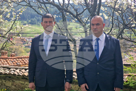 Копривщица - Наталия Киселова - поднасяне на цветя - Тодор Каблешков