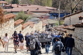 Копривщица - Наталия Киселова - поднасяне на цветя - Тодор Каблешков