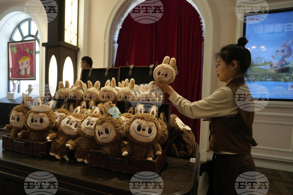 Китайската "Поп март", производител на популярните кукли "Лабубу", очаква приходите ѝ да надхвърлят 4 милиарда долара през 2025 г.