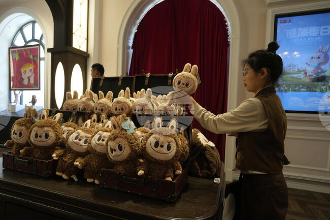 Китайската "Поп март", производител на популярните кукли "Лабубу", очаква приходите ѝ да надхвърлят 4 милиарда долара през 2025 г.