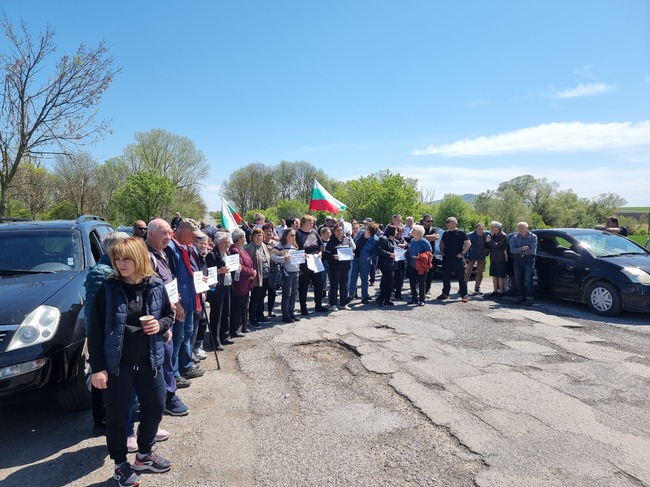Протест на жители на няколко села затвори участъка Тамарино - Войника от пътя Ямбол - Средец
