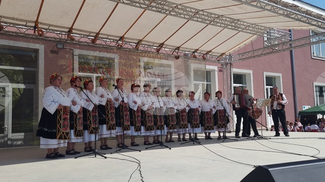 Пазители и ценители на българския фолклор се събраха на фестивала „Гергьовски люлки“ в Левски