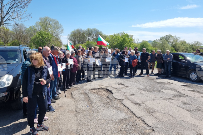 Село Войника - протест - път между селата Тамарино и Войника - блокада