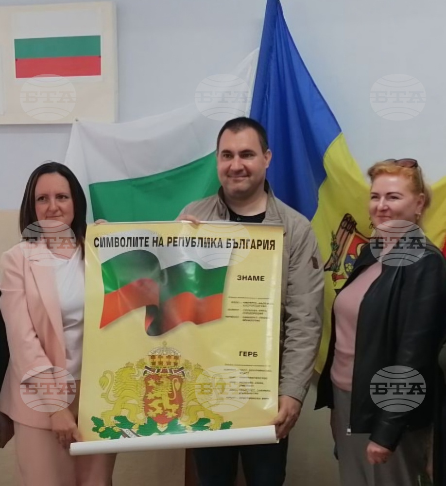Децата в две селища в Молдова получиха дарение от учебници по български език и образователни игри
