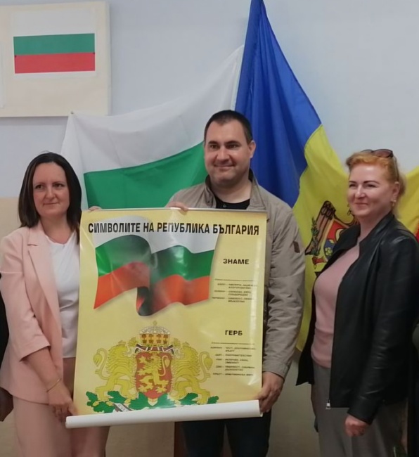 Децата в две селища в Молдова получиха дарение от учебници по български език и образователни игри