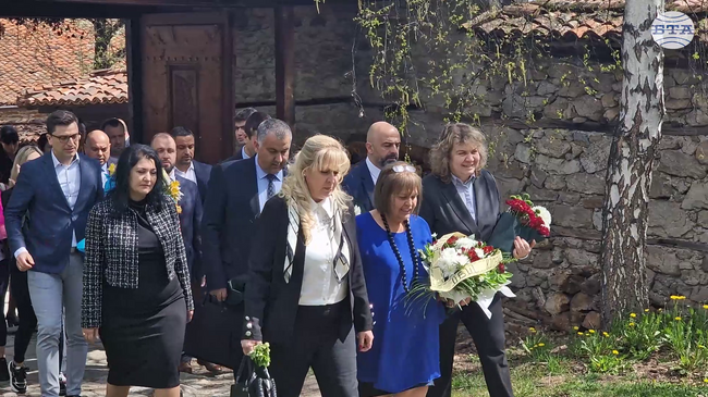 Официални лица, сред които и председателят на Народното събрание Наталия Киселова, поднесоха цветя пред гроба на Тодор Каблешков в Копривщица