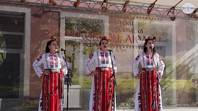Пазители и ценители на българския фолклор се събраха на фестивала „Гергьовски люлки“ в Левски