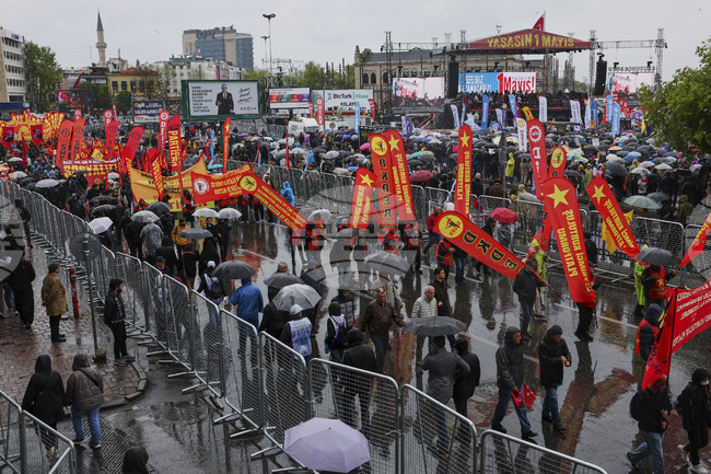 Стотици хора са задържани след сблъсъци с полицията по време на демонстрации по повод 1 май в Истанбул
