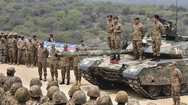 Пакистанската армия обяви бившия премиер Имран Хан за "психично болен", след като той разкритикува главнокомандващия въоръжените сили